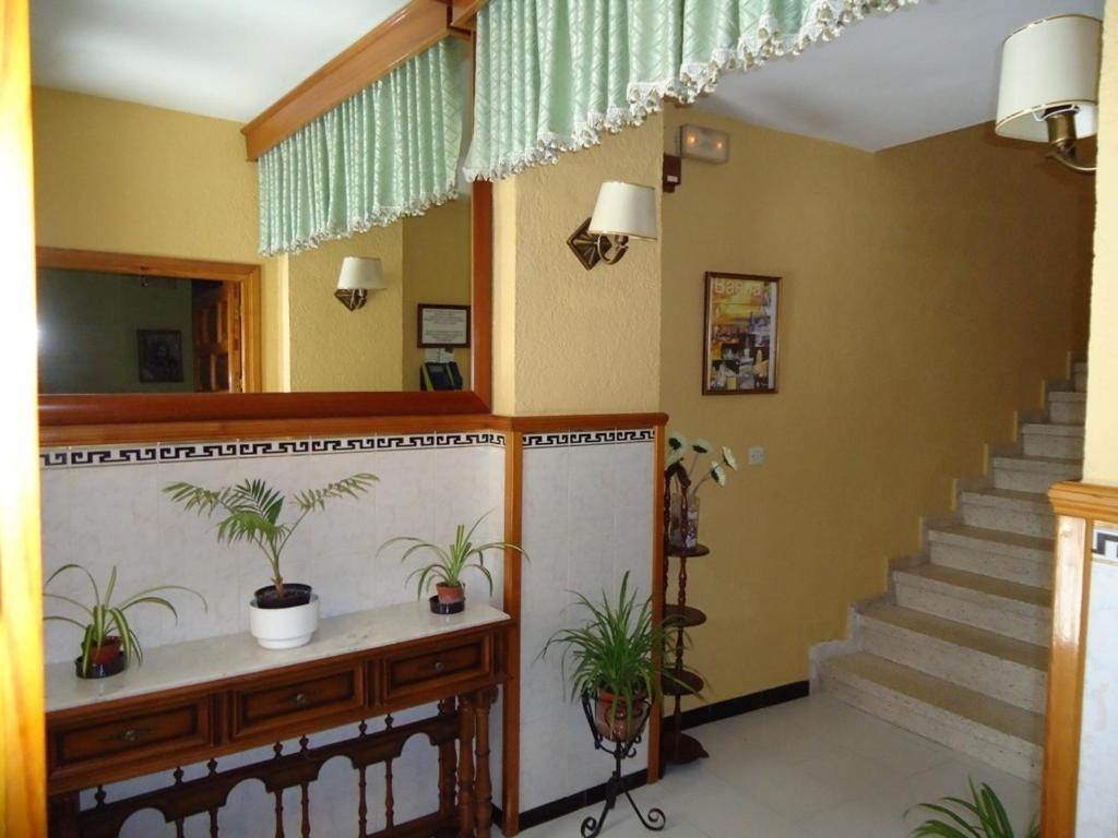 Hostal Los Claveles บาเอนา ภายนอก รูปภาพ
